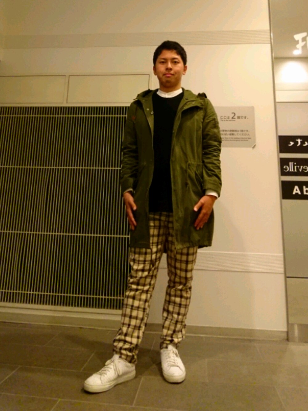 「秋のコーデ、チェックパンツ、タータンチェック、モッズコート、白スニーカー、アースカラー、ノーカラーシャツ、ニットベスト、スクールテイスト、髪切りました！」｜「Ambのアイテム（スニーカー、ホワイト系）」を使った、はらでぃさん（メンズ・172cm）の秋コーディネートの1枚目の写真