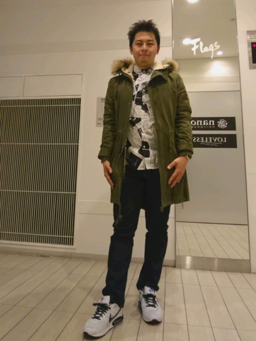 「冬コーデ、ニュースペーパー、総柄トップス、ストレートデニム、濃紺デニム、AIR MAX、スニーカー、スニーカー好きと繋がりたい」｜「NIKEのアイテム（シューズ、グレー系）」を使った、はらでぃさん（メンズ・172cm）の秋コーディネートの1枚目の写真