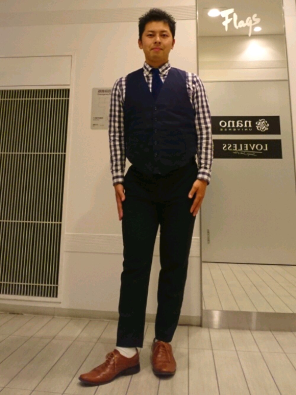 ブラウン系のシューズ、ブルー系のシャツ/ブラウス、ブラック系のその他パンツを着用したメンズの夏コーディネートの1枚目の写真