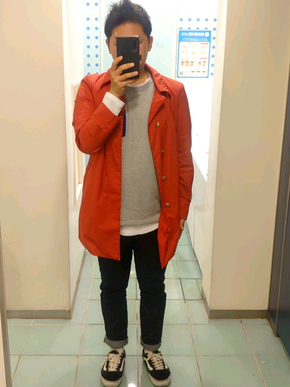 「シンプルコーデ、カジュアル、ステンカラーコート、レイヤードスタイル、リジットデニム、VANS、コロナに負けない」｜「UNIQLOのMEN ストレッチセルビッジスリムフィットジーンズ（デニムパンツ、ブルー系）」を使った、はらでぃさん（メンズ・172cm）の春コーディネートの1枚目の写真