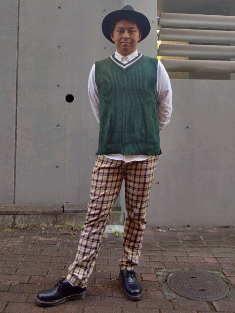 「秋のコーデ、ニットベスト、チェックパンツ、白シャツ、ゴルフスタイル、ツバ広ハット、Dr.Martens、ハズし」｜「Dr. MartensのDr.Martens ドクターマーチン 1461Z 3EYE GIBSON SHOE 3ホール ギブソン シューズ 11838002 BLACK（ブーツ、ブラック系）」を使った、はらでぃさん（メンズ・172cm）の秋コーディネートの1枚目の写真