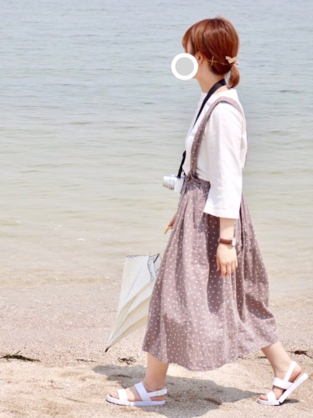 「夏コーデ、ootd、ワンピース、サンダル、プチプラ、海、水玉」｜「Samansa Mos2のドットサス付きスカート（スカート、グレー系）」を使った、y  u  iさん（レディース・158cm）の夏コーディネートの1枚目の写真