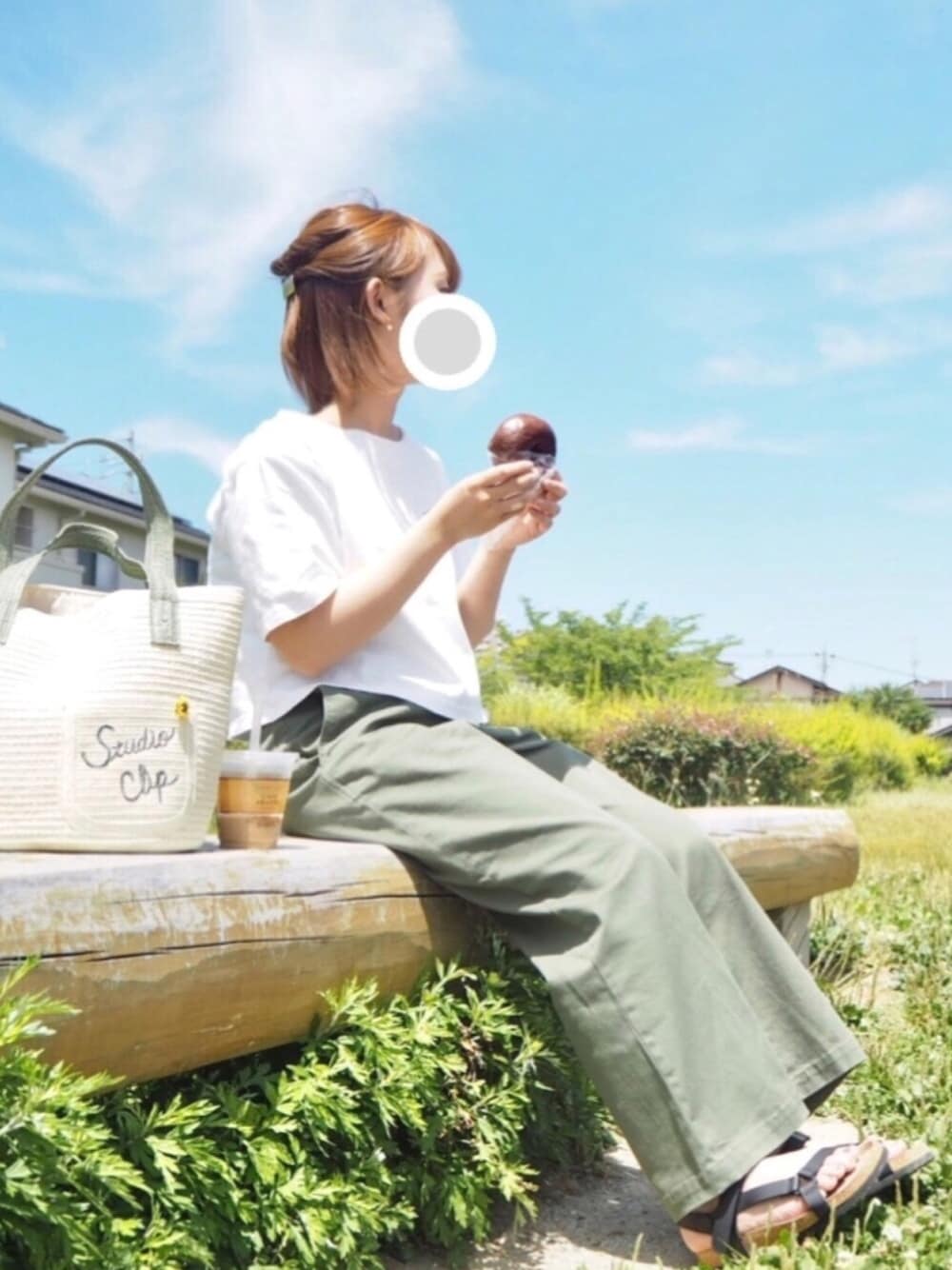 「夏コーデ、シンプルコーデ、カジュアルコーデ、ゆるコーデ、プチプラ、パンツスタイル、ワイドパンツ、黒サンダル、公園」｜「earth music&ecologyのアイテム（Tシャツ/カットソー、ホワイト系）」を使った、y  u  iさん（レディース・158cm）の夏コーディネートの1枚目の写真