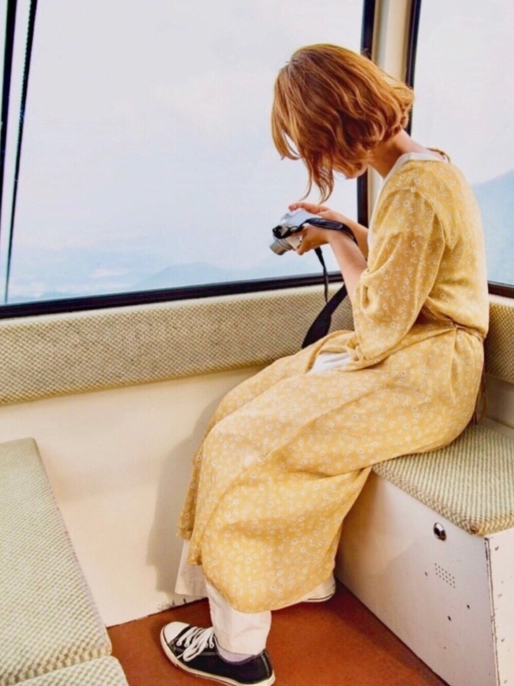 「夏、ラクチンコーデ、ゆるコーデ、ラフ、Tシャツ、ロングカーディガン、スニーカー、カメラ」｜「GUの（GU）リネンブレンドガウチョパンツ（パンツ、ベージュ系）」を使った、y  u  iさん（レディース・158cm）の夏コーディネートの1枚目の写真
