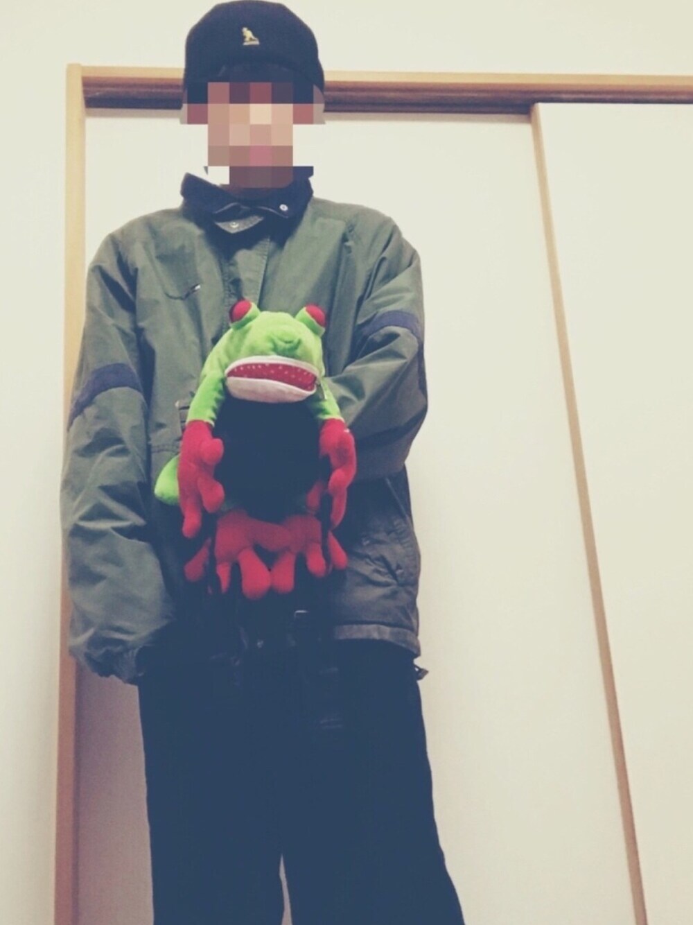 グリーン系のジャケット/アウター、ブラック系のパンツ、グリーン系のバッグを着用したメンズの冬コーディネートの1枚目の写真