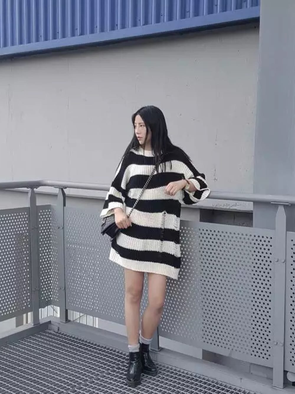 ブラック系のトップスを着用したレディースの夏コーディネートの1枚目の写真