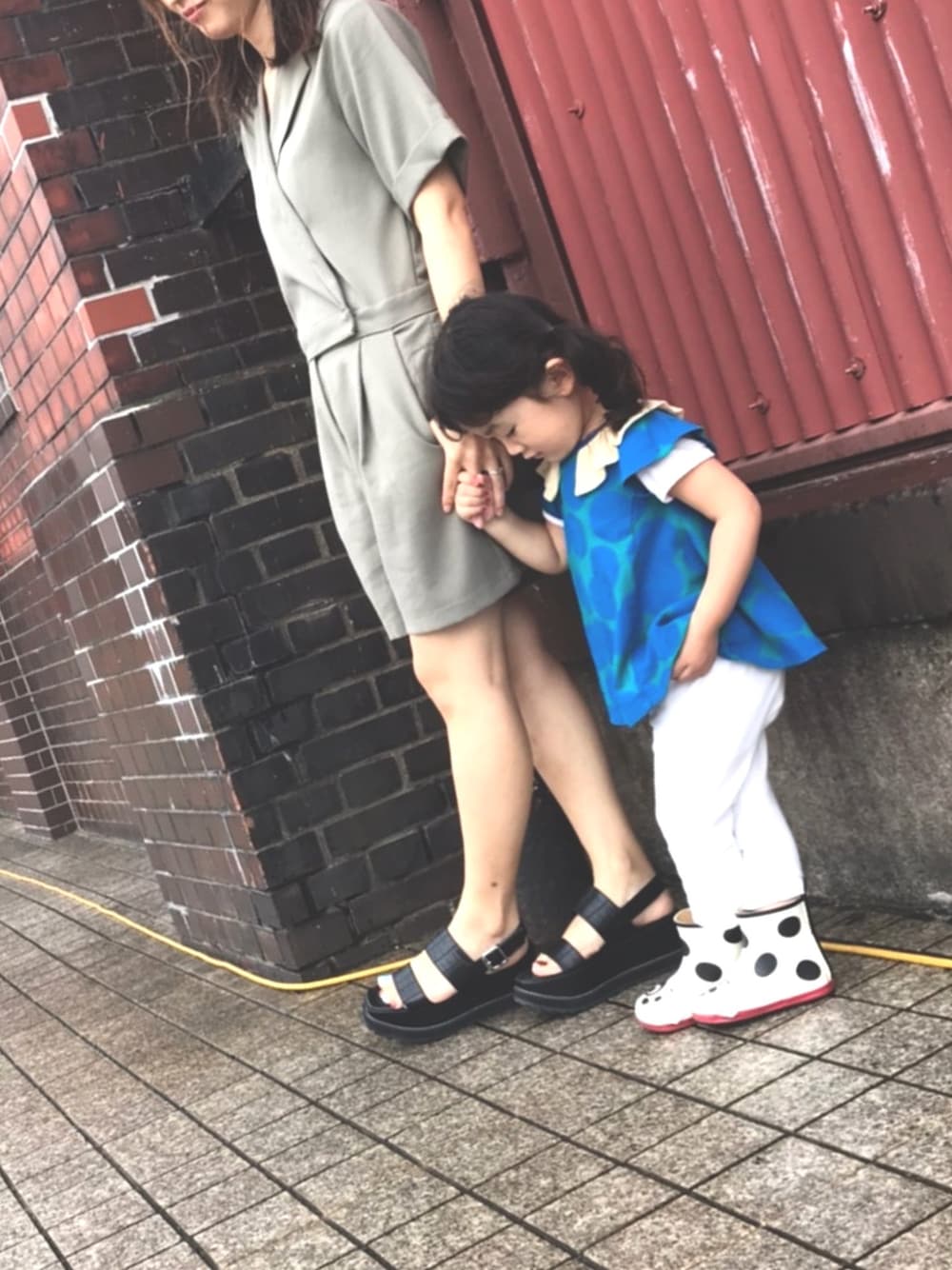 グリーン系のオールインワン・サロペット、ブラック系のサンダル、ホワイト系のその他パンツを着用したレディースの夏コーディネートの1枚目の写真