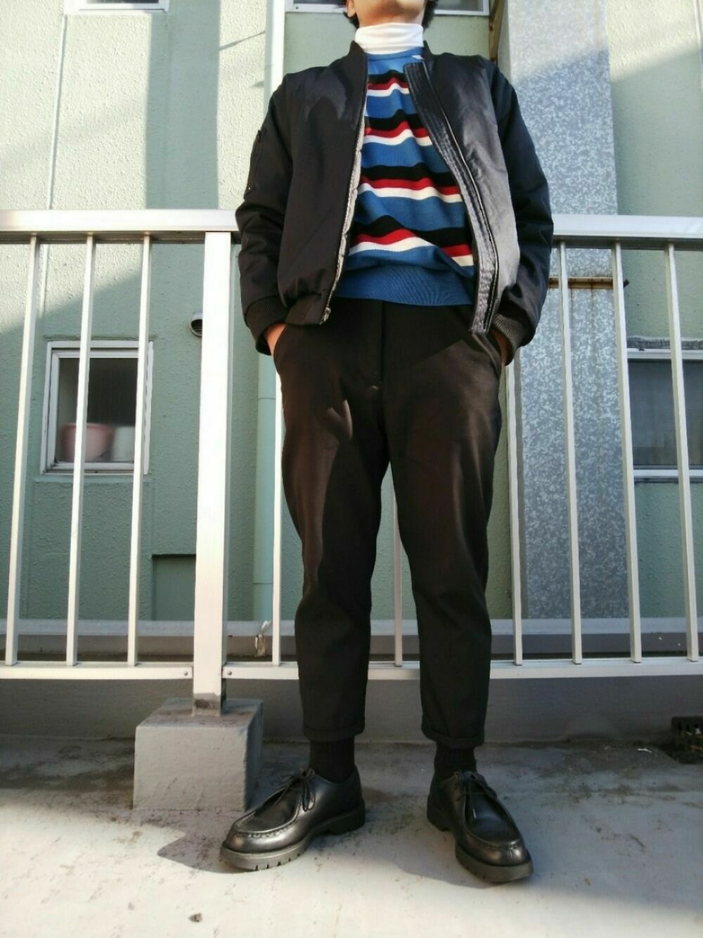 その他のニット/セーター、ホワイト系のTシャツ/カットソー、ブラック系のMA-1を着用したメンズの秋コーディネートの1枚目の写真