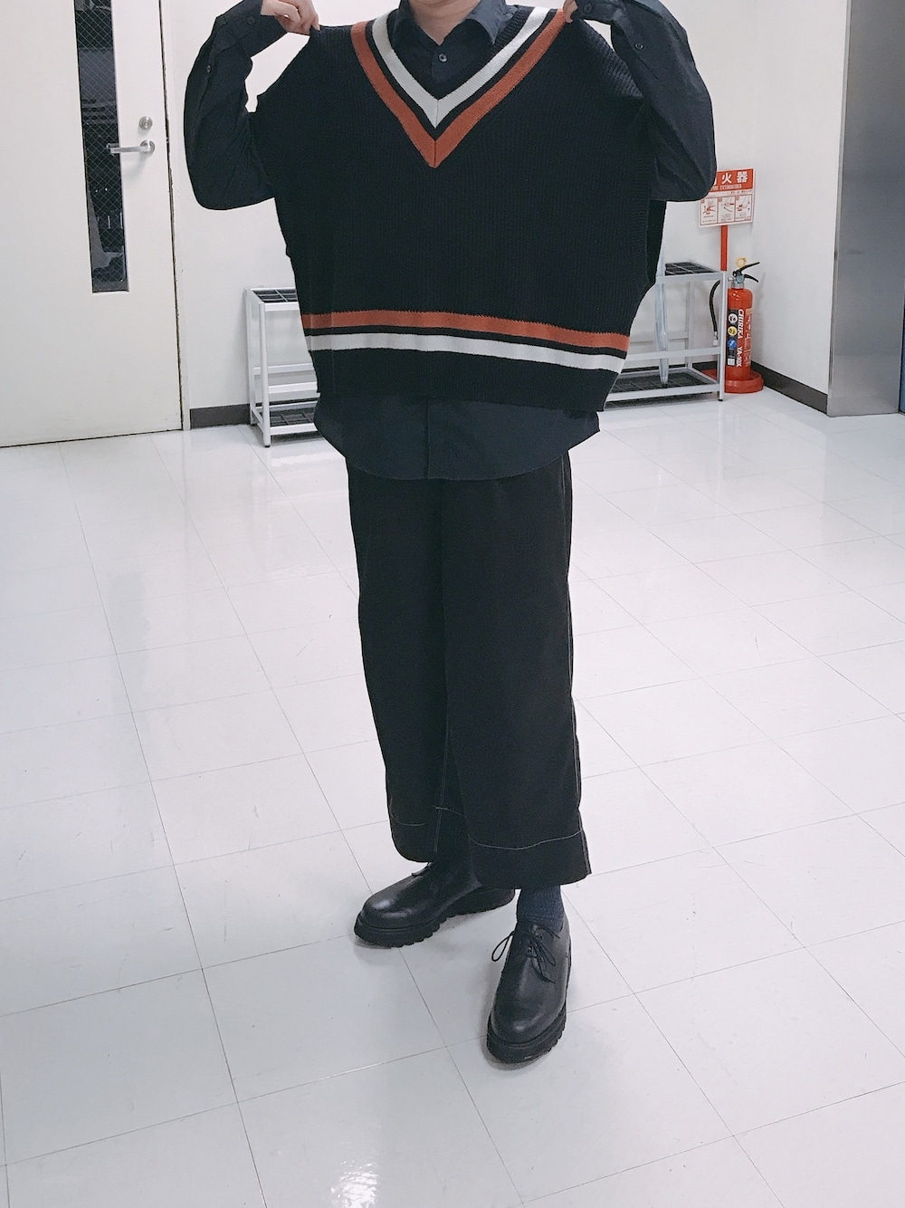 「おしゃれさんと繋がりたい、ブラック、黒コーデ、HARE、ハレレ、ハレ」｜「H&Mのアイテム（シャツ/ブラウス、ブラック系）」を使った、たつきさん（メンズ・170cm）の春コーディネートの1枚目の写真