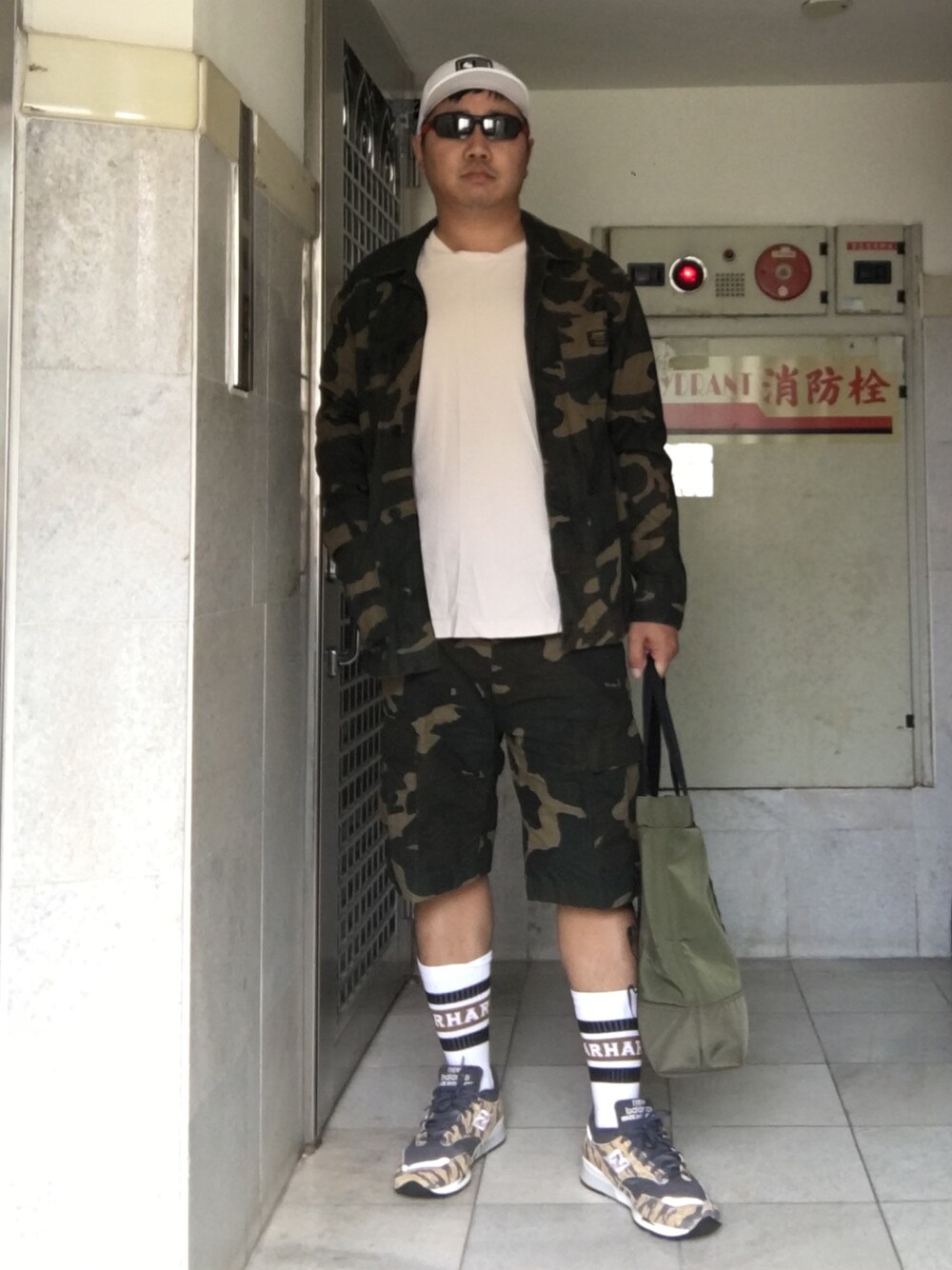 「camouflage、tiger camo、Military Style、casual」｜「Carhartt WIPのアイテム（カーゴパンツ、グリーン系）」を使った、IANさん（メンズ・175cm）の夏コーディネートの1枚目の写真