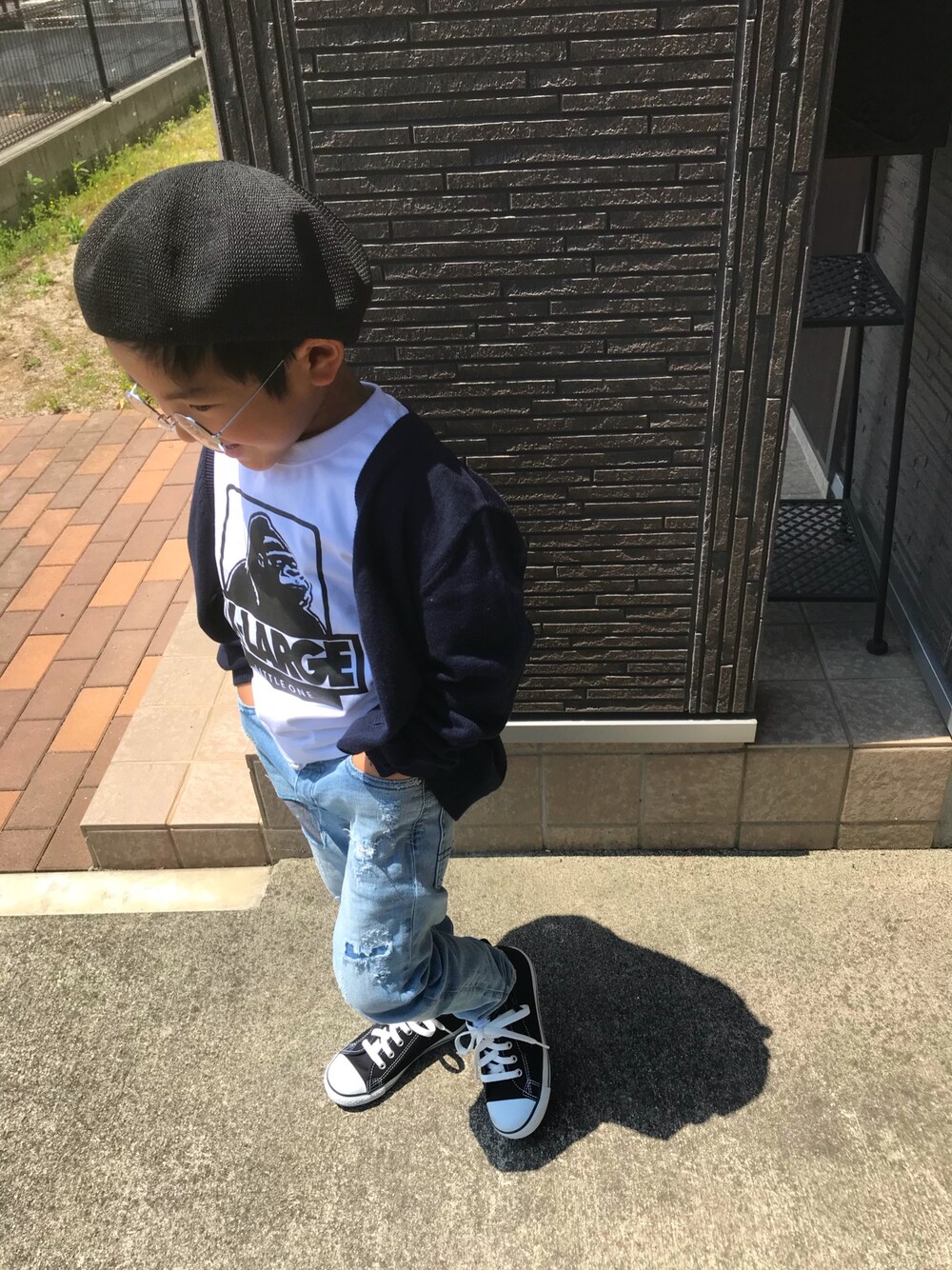 「男の子、ベレー帽×メガネ、キッズコーデ、スニーカー、白Tシャツ」｜「H&Mのアイテム（カーディガン/ボレロ、ブルー系）」を使った、ヒカリノアトリエさん（キッズ・110cm）の春コーディネートの1枚目の写真