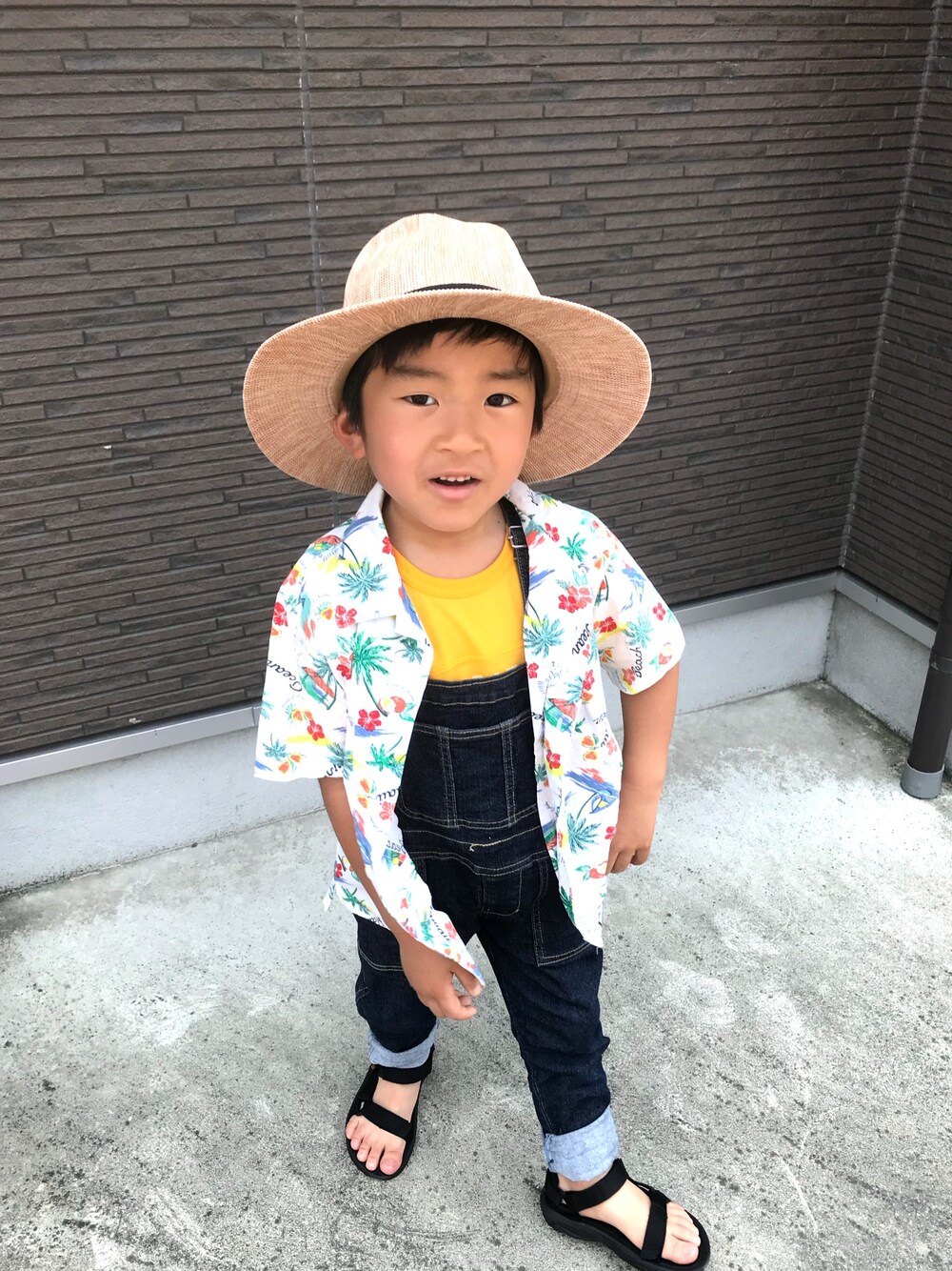 イエロー系のTシャツ/カットソー、ホワイト系のシャツ/ブラウス、ブルー系のサロペット/オーバーオールを着用したキッズの春コーディネートの1枚目の写真