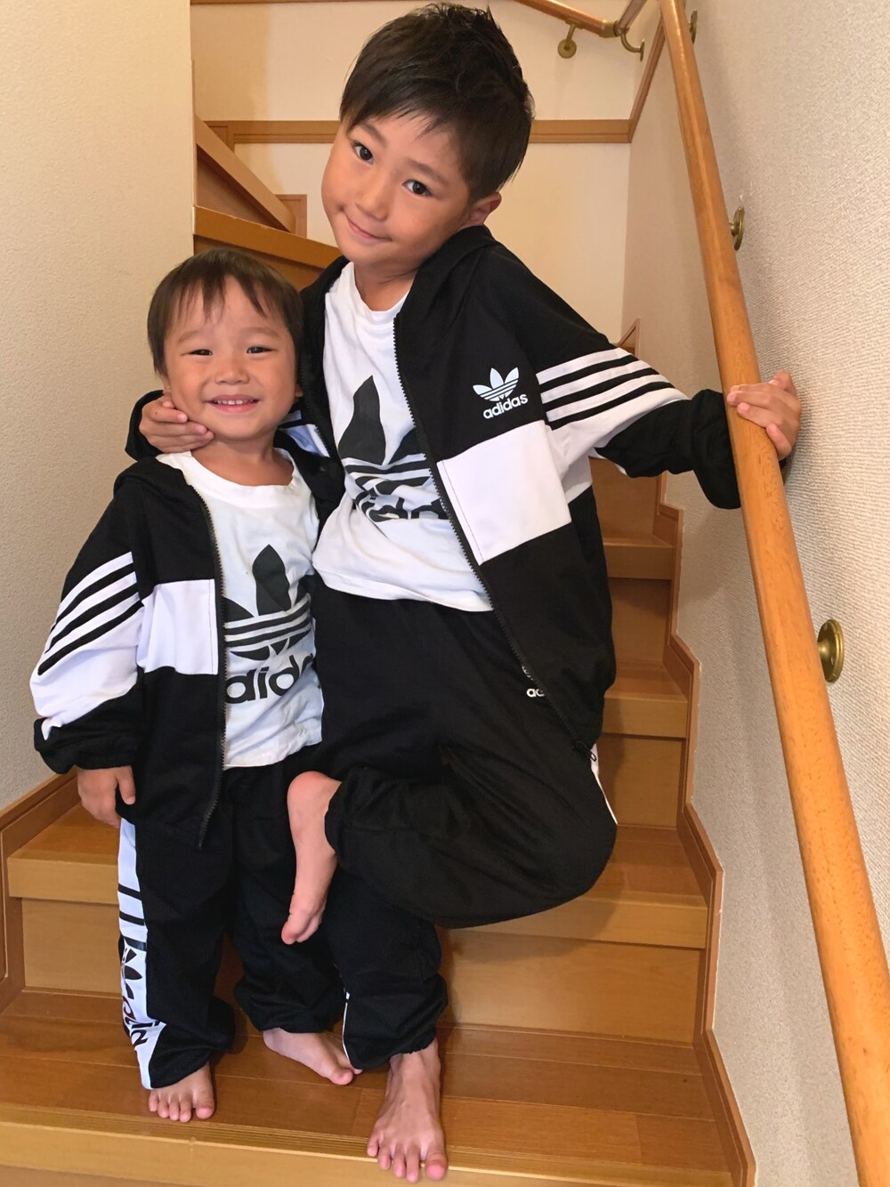 「休日スタイル、リンクコーデ、秋コーデ、カジュアル、きょうだいコーデ、キッズコーデ」｜「adidasのトレフォイルTシャツ [TREFOIL TEE] アディダスオリジナルス（Tシャツ/カットソー、ホワイト系）」を使った、minarikuさん（キッズ・122cm）の秋コーディネートの1枚目の写真