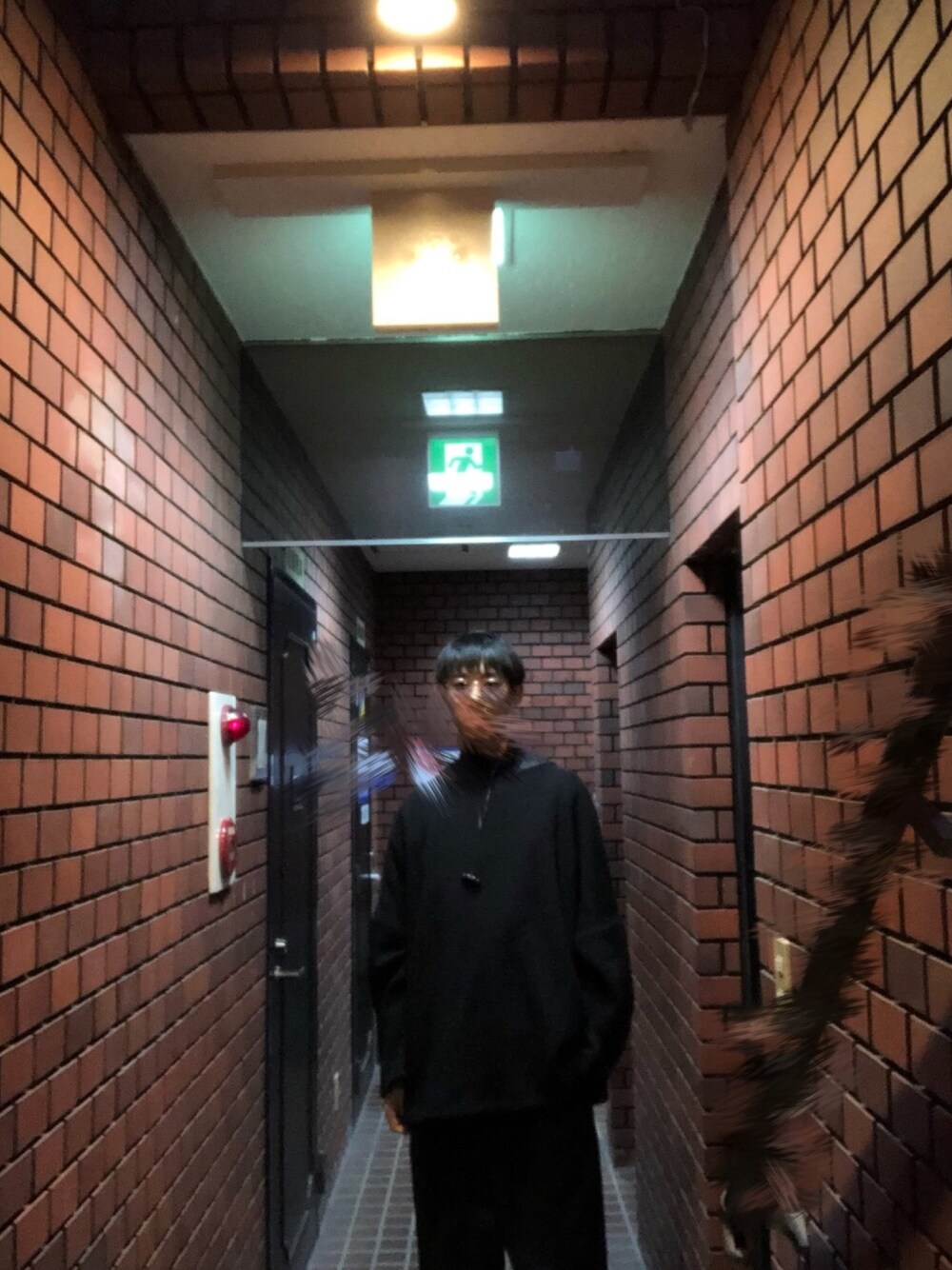 「冬、シンプルコーデ、mode、黒コーデ、HARE、NOISEMAKER、おしゃれさんと繋がりたい、オトナカジュアル」｜「HAREのメタルカラーグラス(HARE)（メガネ、ブルー系）」を使った、フーコーさん（メンズ・181cm）の冬コーディネートの1枚目の写真