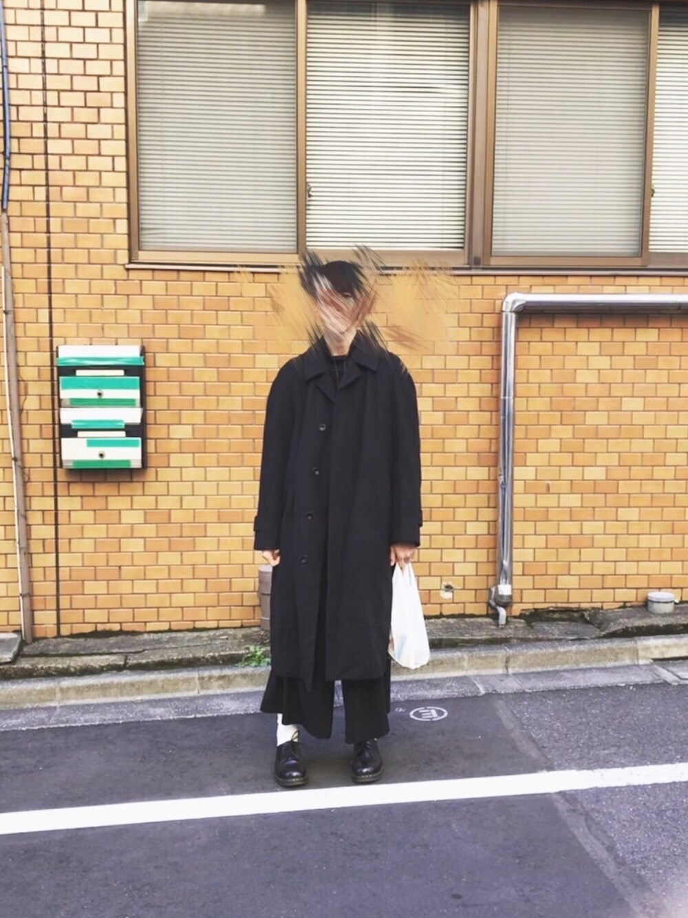 「おしゃれさんと繋がりたい、モード、黒コーデ、あけましておめでとうございます！、Dr.Martens、きれいめカジュアル」｜「NEWYORKERのアイテム（チェスターコート、ブラック系）」を使った、フーコーさん（メンズ・181cm）の冬コーディネートの1枚目の写真