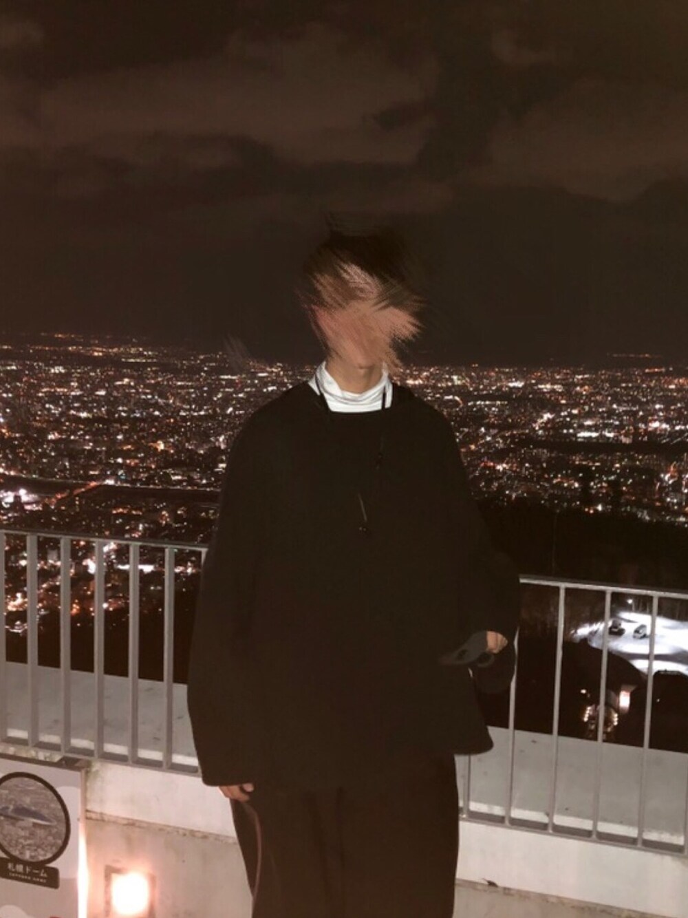 「おしゃれさんと繋がりたい、オトナカジュアル、オールブラック、黒、スラックス、HARE」｜「NOISE MAKERのNOISE刺繍切替ニットボートネック(第3弾)（スウェット、ブラック系）」を使った、フーコーさん（メンズ・181cm）の春コーディネートの1枚目の写真