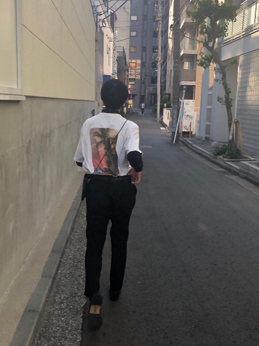 「モノトーン、韓国ファッション、夏コーデ、シンプル、大人カジュアル、Tシャツ、stussy、モード」｜「STUSSYのアイテム（Tシャツ/カットソー、ホワイト系）」を使った、フーコーさん（メンズ・181cm）の春コーディネートの1枚目の写真