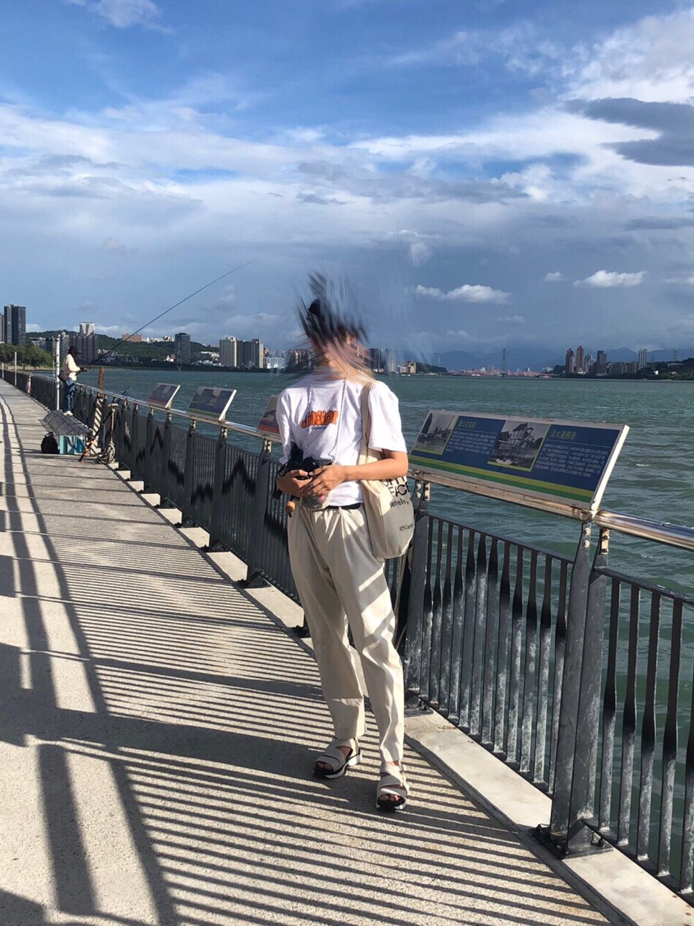 「オールホワイト、お洒落さんとつながりたい、シンプルスタイル、きれいめカジュアル、海、夏コーデ、Tシャツ、プチプラ、ワイドパンツ、白」｜「UNITED ARROWSの＜INCOTEX（インコテックス）＞ COL WOOL 1P◆（スラックス、ホワイト系）」を使った、フーコーさん（メンズ・181cm）の秋コーディネートの1枚目の写真