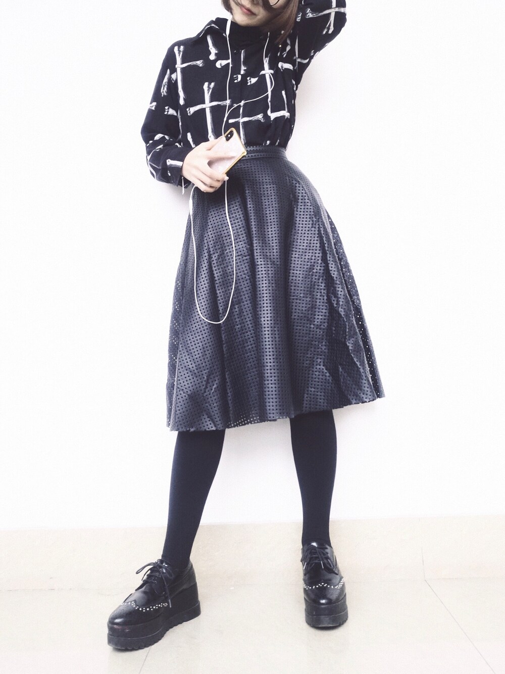 「Jewel cubeのアイテム（シャツ/ブラウス、ブラック系）」を使った、SkullerCocosさん（レディース・158cm）の春コーディネートの1枚目の写真