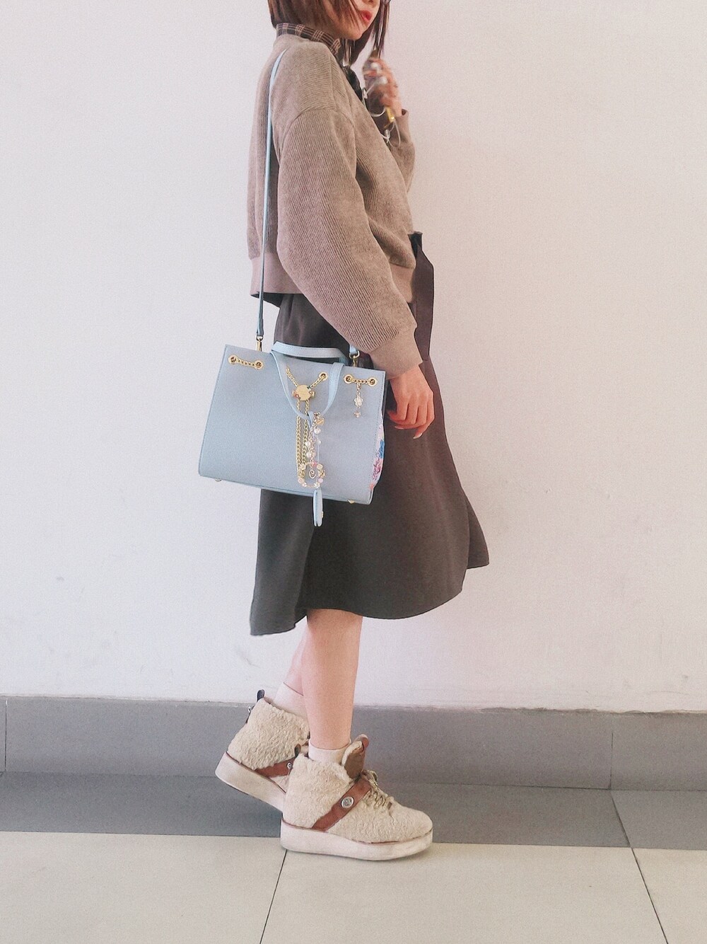 「Samantha Thavasaのアイテム（トートバッグ、ブルー系）」を使った、SkullerCocosさん（レディース・158cm）の春コーディネートの1枚目の写真
