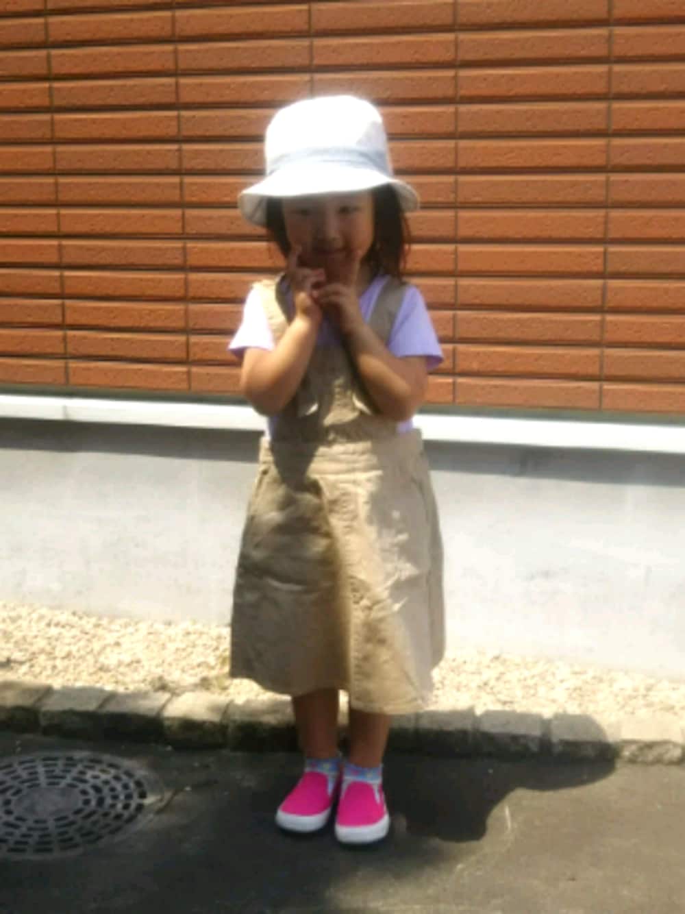 「petit main、ジャンパースカート、田舎娘、3歳」｜「petit mainのサロペットジャンスカ（ジャンパースカート、ベージュ系）」を使った、shiharuさん（キッズ・100cm）の夏コーディネートの1枚目の写真
