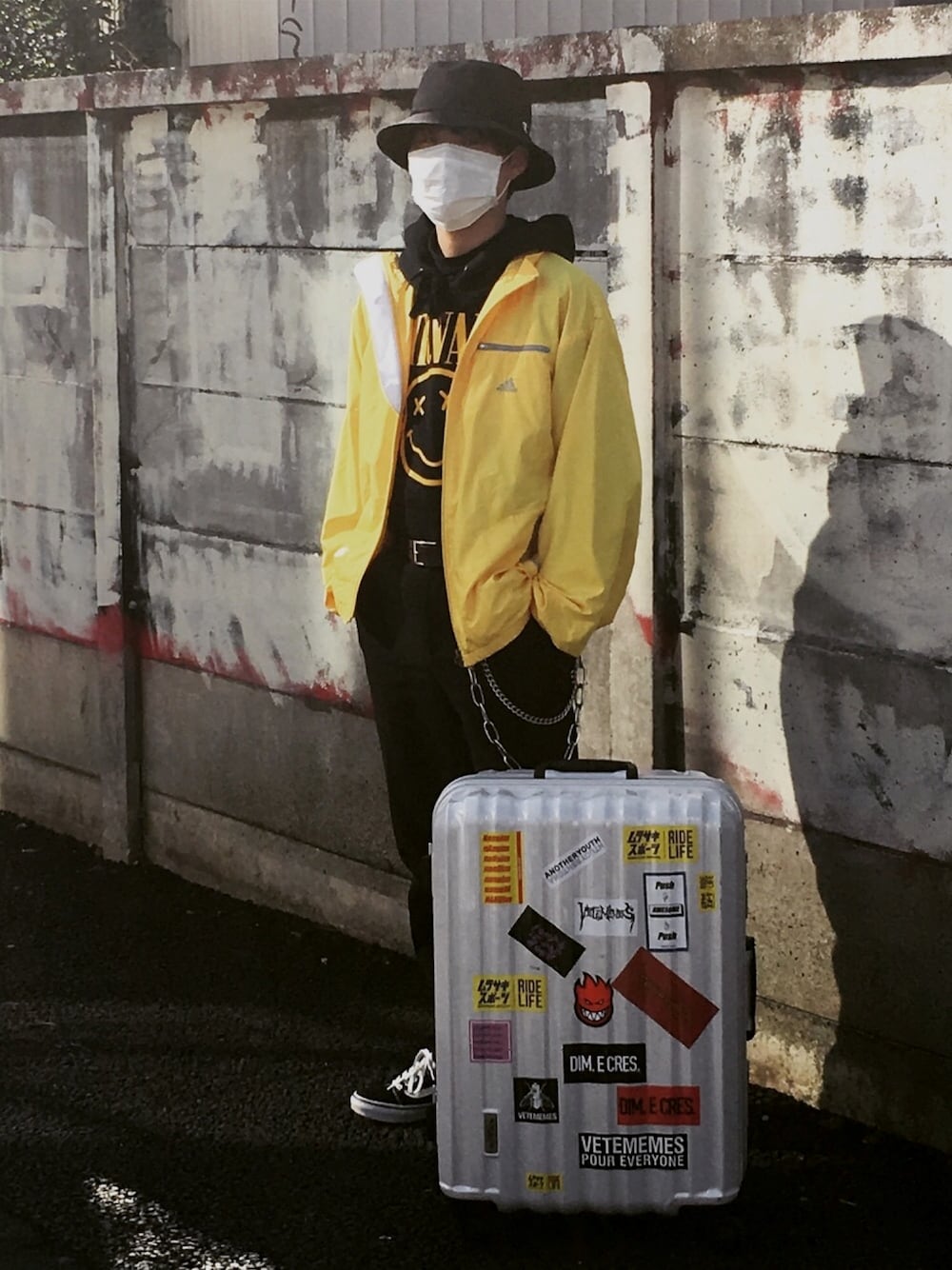 イエロー系のナイロンジャケット、ブラック系のその他パンツ、ブラック系のスニーカーを着用したメンズの冬コーディネートの1枚目の写真