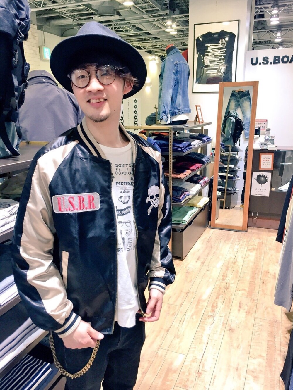 ブラック系のその他アウター、ホワイト系のスウェット、ブラック系のTシャツ/カットソーを着用したメンズの冬コーディネートの1枚目の写真