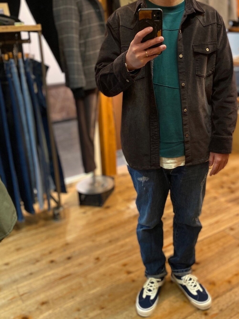 ブラウン系のシャツ/ブラウス、グリーン系のスウェット、ブルー系のデニムパンツを着用したメンズの冬コーディネートの1枚目の写真