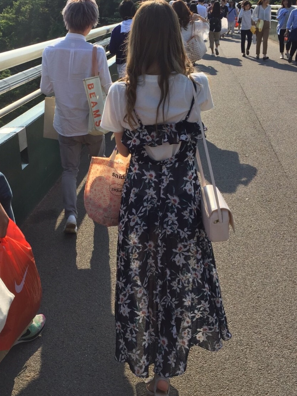 「GUのアイテム（Tシャツ/カットソー、ホワイト系）」を使った、ミフ！さん（レディース・152cm）の秋コーディネートの1枚目の写真