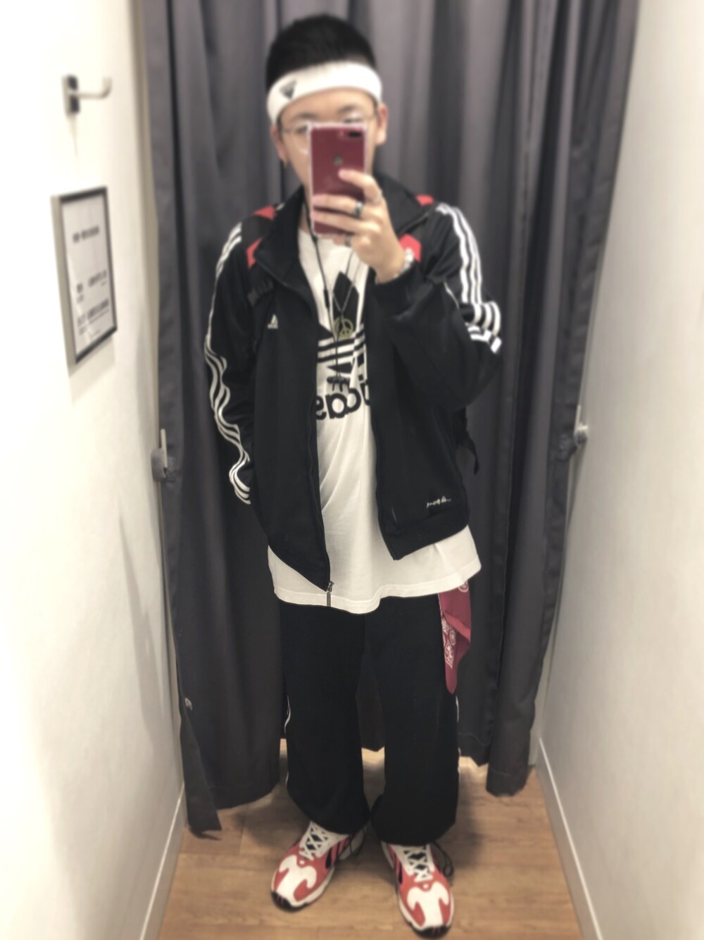 ホワイト系のTシャツ/カットソー、ブラック系のスタジャン、ブラック系のチノパンツを着用したメンズの秋コーディネートの1枚目の写真