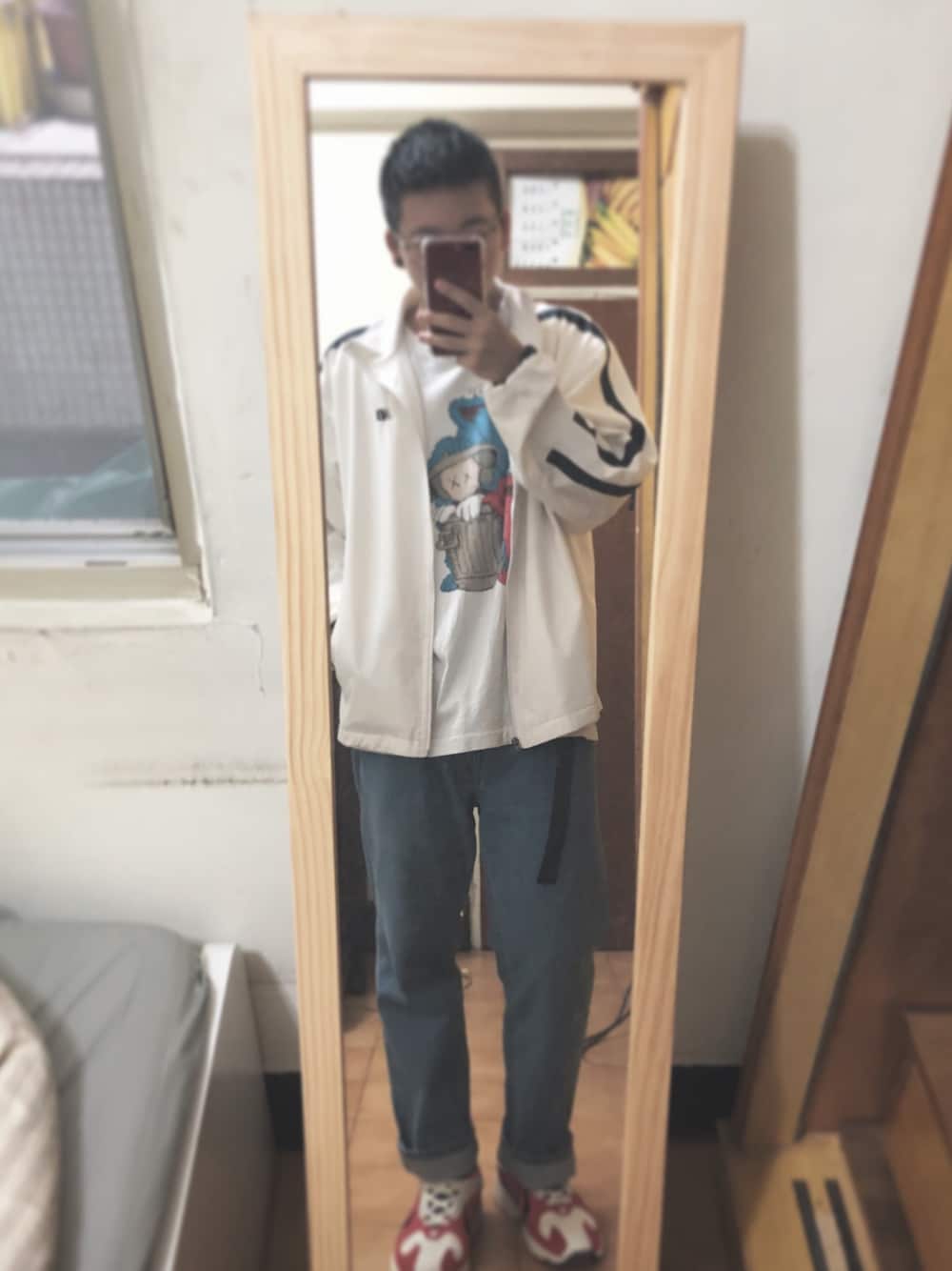 「ootd、New Balance、UNIQLO、UNIQLO U、KAWS×SESAME STREET、adidas originals、yung-1」｜「NEW BALANCEのアイテム（スタジャン、ホワイト系）」を使った、Eddie Linさん（メンズ・170cm）の秋コーディネートの1枚目の写真