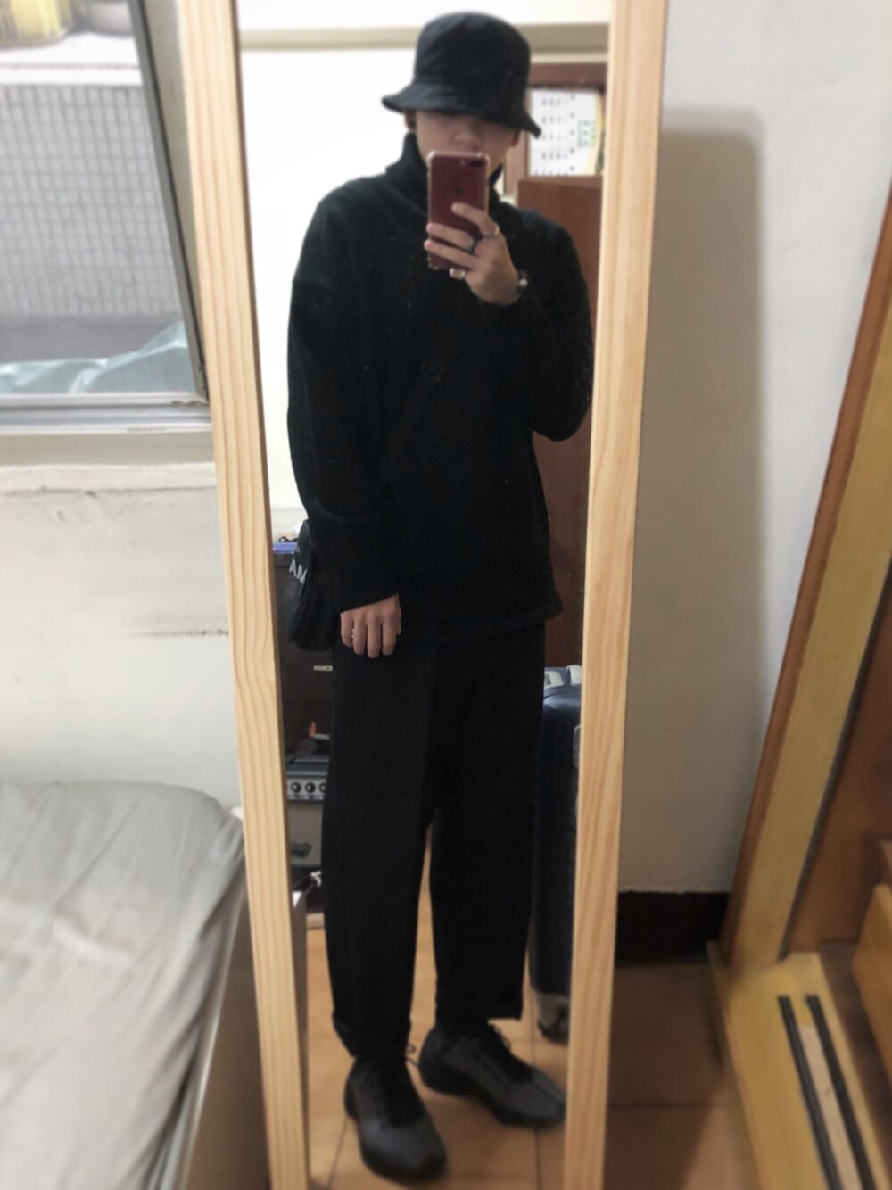 「ootd、NIKE、UNIQLO U、black」｜「v.w.storeのアイテム（トップス、ブラック系）」を使った、Eddie Linさん（メンズ・170cm）の冬コーディネートの1枚目の写真