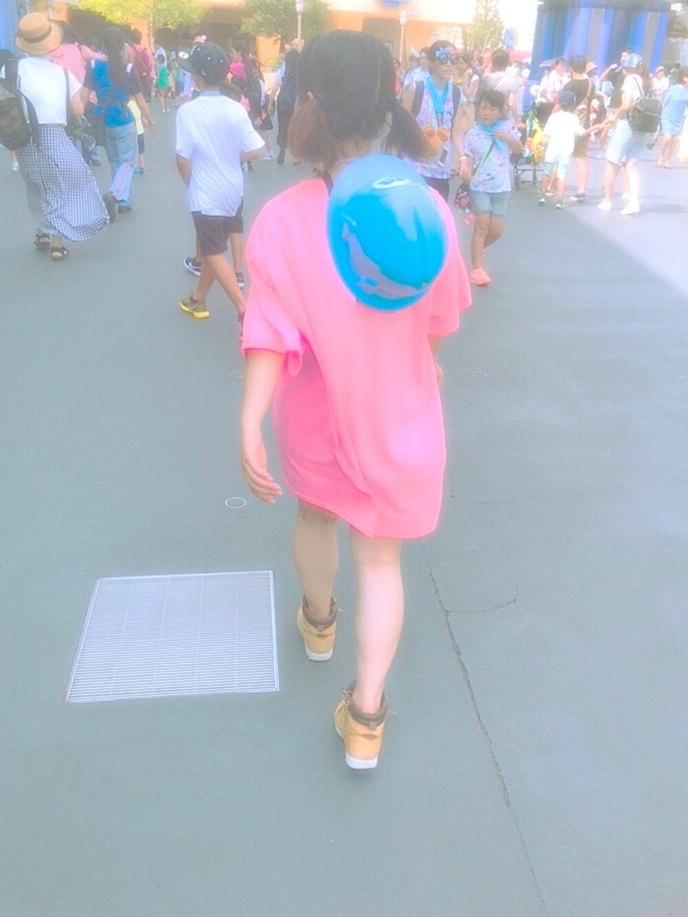 ブラウン系のスニーカー、ブルー系の帽子を着用したレディースの秋コーディネートの1枚目の写真