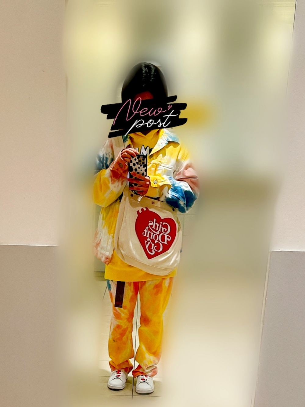 その他のデニムジャケット、その他のデニムパンツ、ホワイト系のスニーカーを着用したレディースの春コーディネートの1枚目の写真