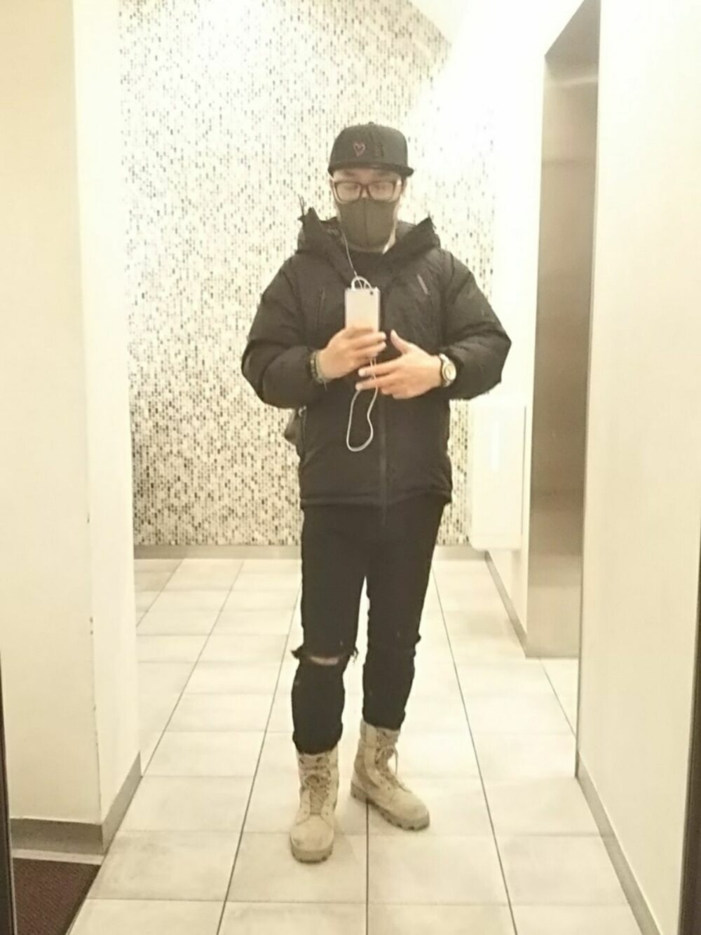 「ブラックコーデ、ブラックスキニー、真っ黒コーデ、大阪、買い物、SELFIE、流行りに流されない、中年、chanel、ootd」｜「NEW ERAのアイテム（キャップ、ブラック系）」を使った、M. Okinoueさん（メンズ・169cm）の冬コーディネートの1枚目の写真