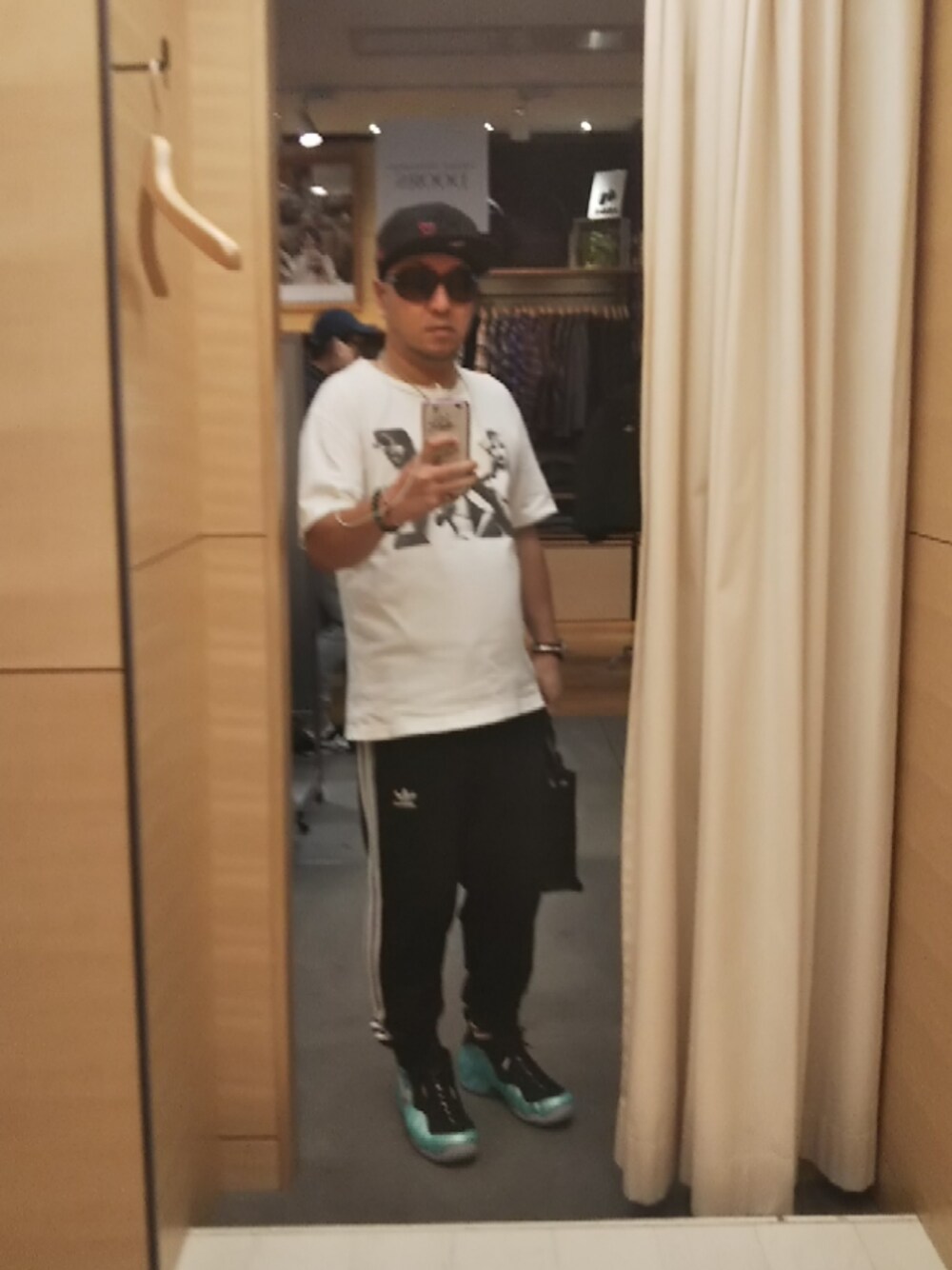 「秋、URBAN RESEARCH STORE、adidas、ジャージ、nike foamposite、ルクア、ニューエラ、大阪、chanel、トコセレブ」｜「NEW ERAのアイテム（キャップ、ブラック系）」を使った、M. Okinoueさん（メンズ・169cm）の秋コーディネートの1枚目の写真