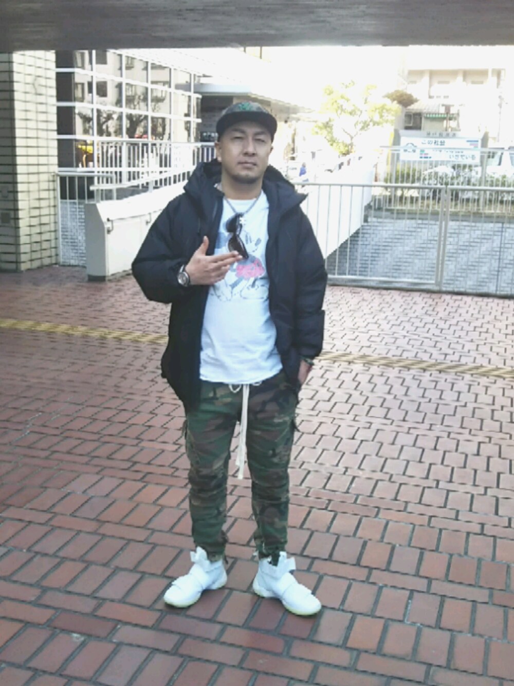 「迷彩、mnml、ナイキスニーカー、ミッキーT、ニューエラ、chanel、PRADA、URBAN RESEARCH、カーゴパンツ、おっさん」｜「NEW ERAのアイテム（キャップ、その他）」を使った、M. Okinoueさん（メンズ・169cm）の冬コーディネートの1枚目の写真
