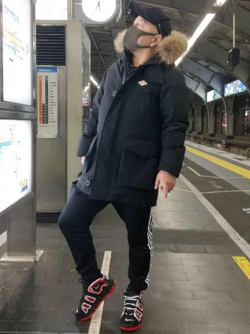 「ダントン、飲み会コーデ、ダサい、真っ黒コーデ、ナイキスニーカー、アディダス、モアテン、ブラック、ダサいコーデ、韓流ファッション」｜「MACKBARRYのアイテム（キャップ、ブラック系）」を使った、M. Okinoueさん（メンズ・169cm）の冬コーディネートの1枚目の写真