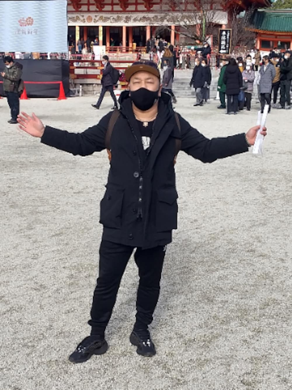 「スニーカーコーデ、カジュアル、ダークカラー、yeezy700、初詣、ニューエラ、adidas、真っ黒コーデ、平安神宮、ダサい」｜「NEW ERAのアイテム（キャップ、ブラウン系）」を使った、M. Okinoueさん（メンズ・169cm）の冬コーディネートの1枚目の写真