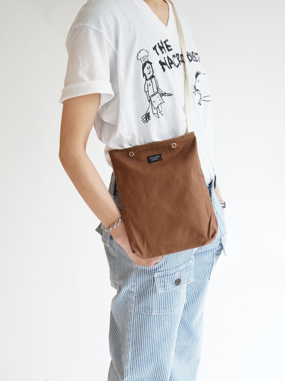 「シンプルコーデ、大人カジュアル、カジュアルコーデ、リラックススタイル、Tシャツ、オトナ女子、夏だ！Tシャツ着よう！、ショルダーバッグ、ブラウン、スタンダードサプライ」｜「STANDARD SUPPLYのDAILY / SHOULDER TALL S ショルダートールエス（ショルダーバッグ、ブラウン系）」を使った、STANDARD SUPPLYさん（レディース・158cm）の夏コーディネートの1枚目の写真