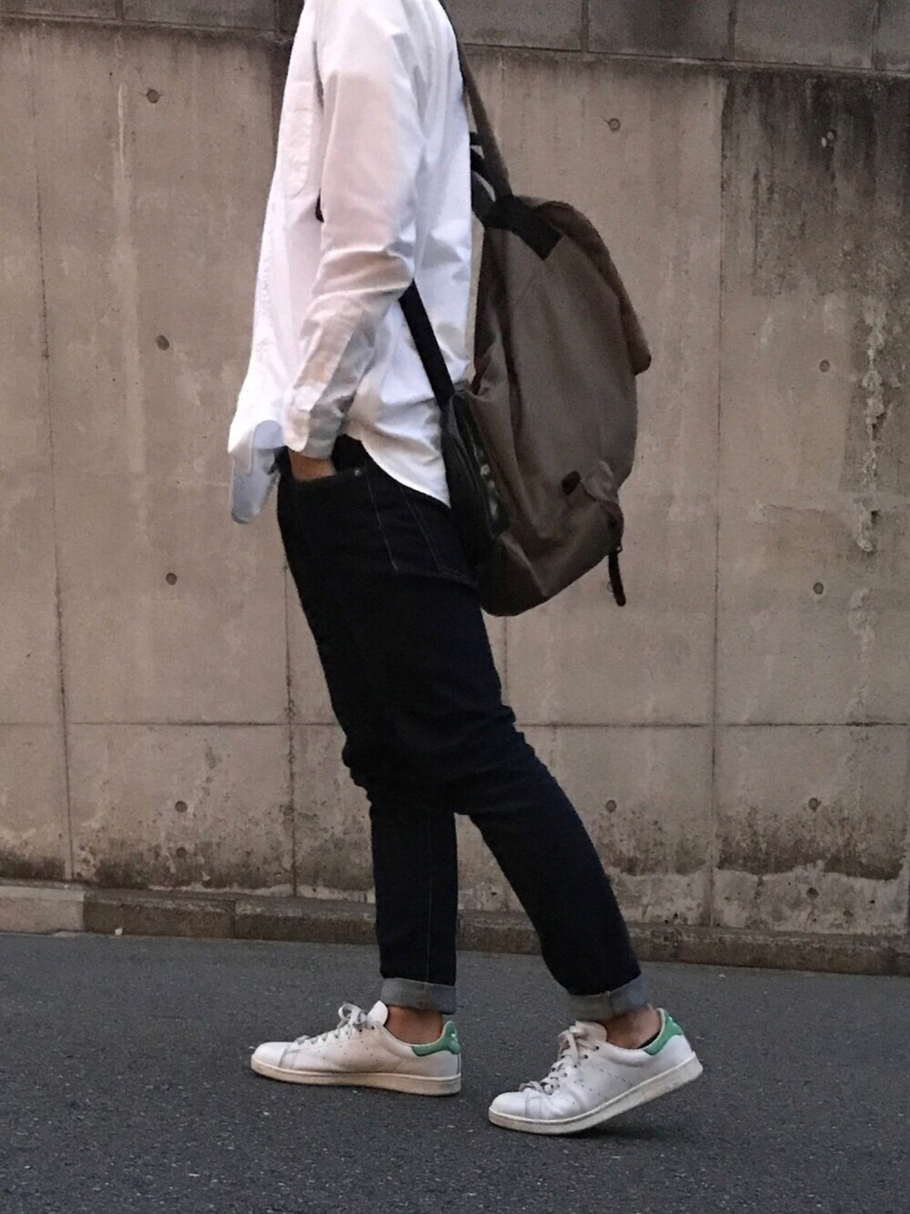 ホワイト系のシャツ/ブラウス、ブルー系のパンツ、ブラウン系のバックパック/リュックを着用したメンズの夏コーディネートの1枚目の写真