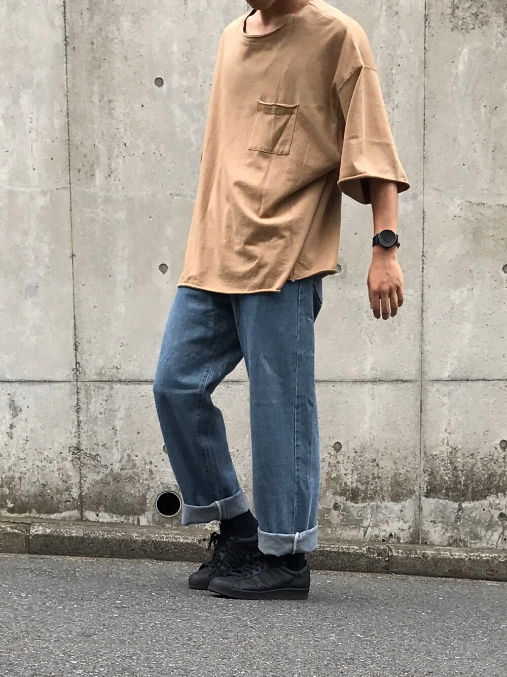「summer、きれいめカジュアル、ラフ、夏、ビッグT、ロールアップ、ootd、ゆるコーデ、ゆるパンツ、ワイドパンツ」｜「HAREのワイドスリーブカットソー(HARE)（Tシャツ/カットソー、ベージュ系）」を使った、しゃおらんさん（メンズ・165cm）の夏コーディネートの1枚目の写真