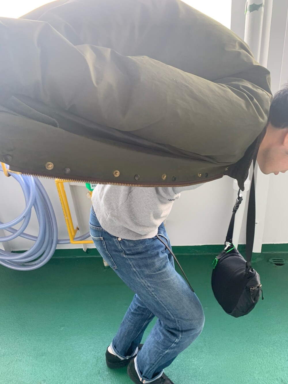 「シンプルコーデ、春コーデ、A.P.C.、Hender Scheme、Paraboot、デニム、barbour、オトナカジュアル」｜「BarbourのBarbour / BEDALE SL ジャケット（ブルゾン、グリーン系）」を使った、あかさたなさん（メンズ・176cm）の冬コーディネートの1枚目の写真