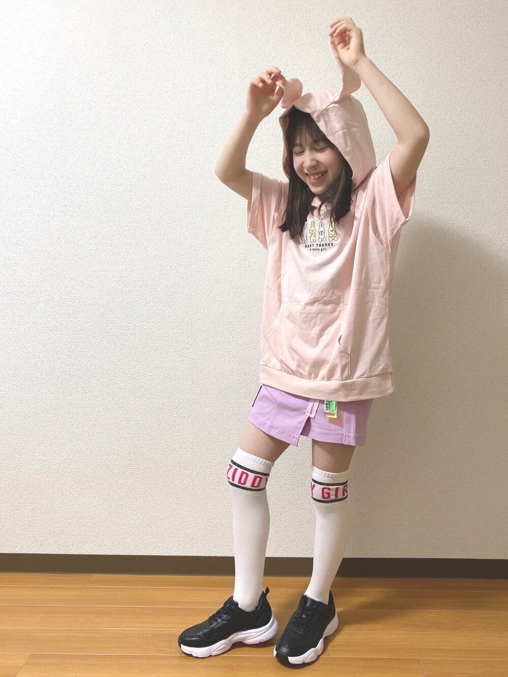 ブラック系のスニーカー、ピンク系のスカート、ピンク系のTシャツ/カットソーを着用したキッズの冬コーディネートの1枚目の写真