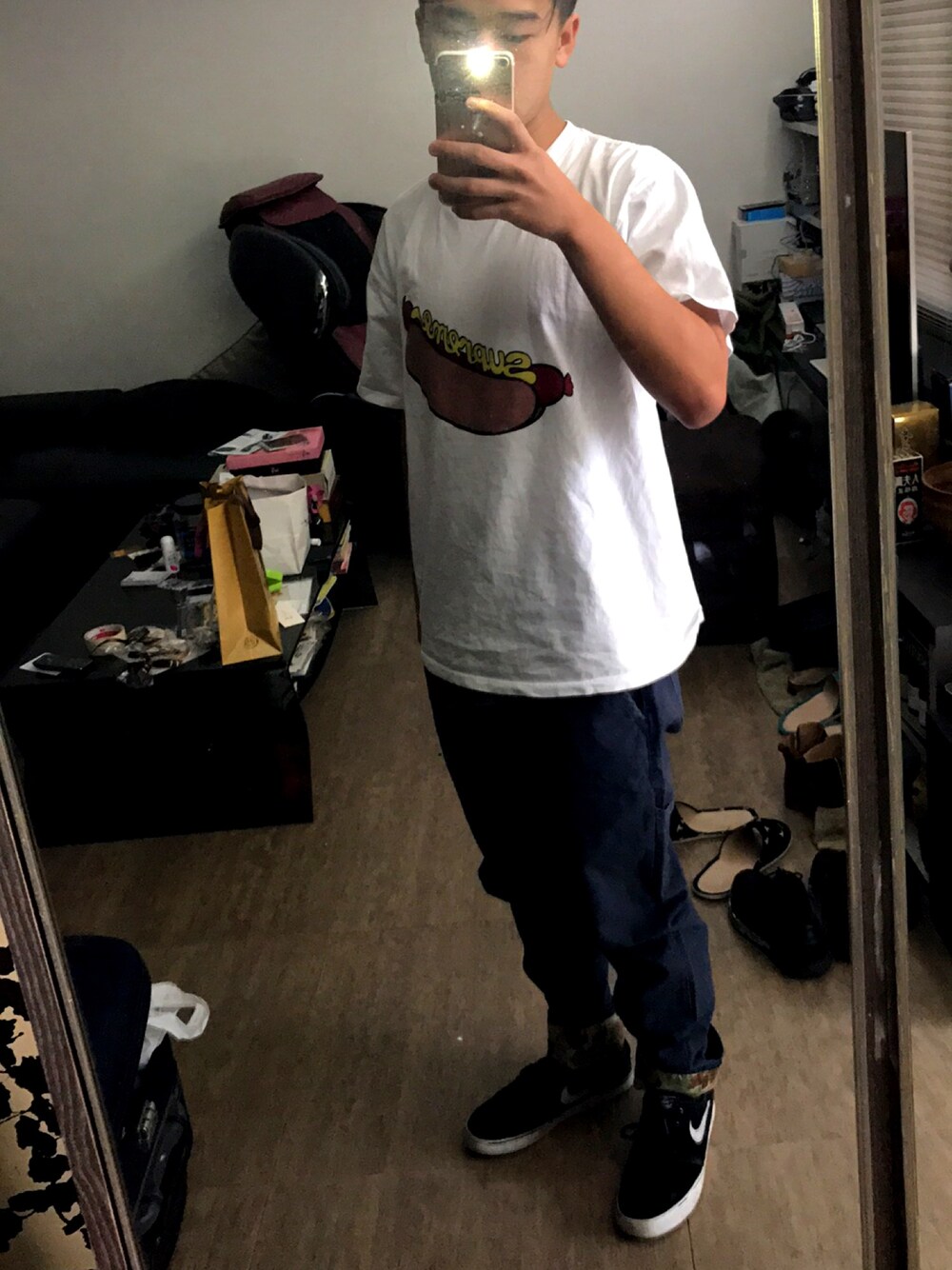「supreme、fotan、nike sb 」｜「Supreme のアイテム（Tシャツ/カットソー、ホワイト系）」を使った、Josh Loweさん（メンズ・167cm）の冬コーディネートの1枚目の写真