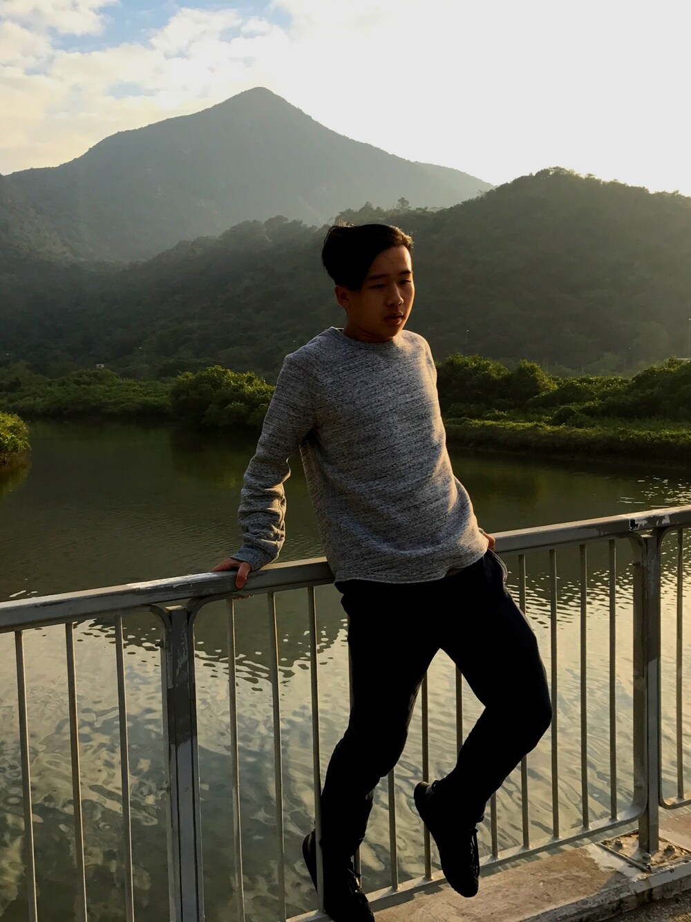 「GAP」｜「GAPのアイテム（ジャケット/アウター、グレー系）」を使った、Josh Loweさん（メンズ・167cm）の冬コーディネートの1枚目の写真