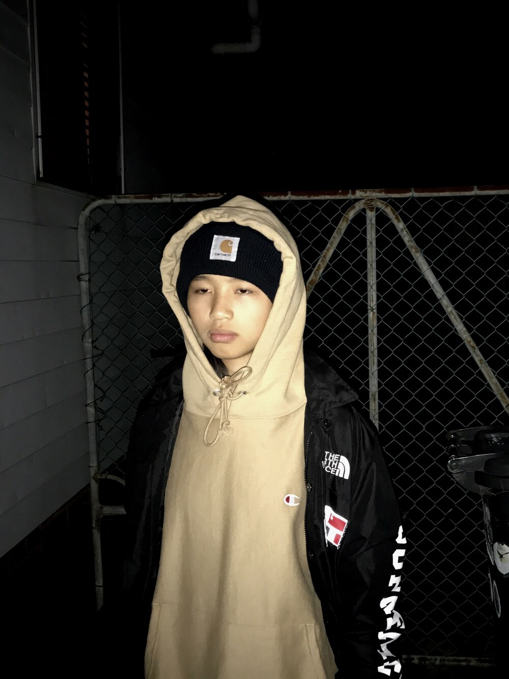 「ootd、casual、supreme、Champion、northface」｜「Carharttのアイテム（ニットキャップ/ビーニー、ブラック系）」を使った、Josh Loweさん（メンズ・167cm）の春コーディネートの1枚目の写真