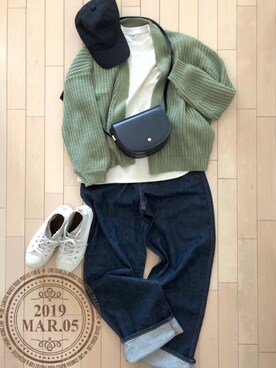 「UNIQLO（ユニクロ）のハイライズワイドストレートジーンズ（デニムパンツ）」を使った、まりなさん（レディース・165cm）の春コーディネート