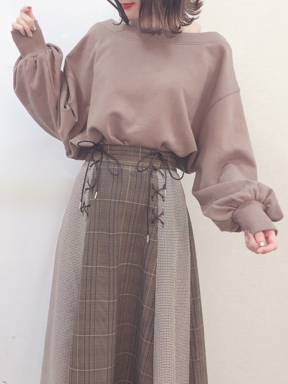 ブラウン系のスカート、ブラウン系のTシャツ/カットソーを着用したレディースの秋コーディネートの1枚目の写真