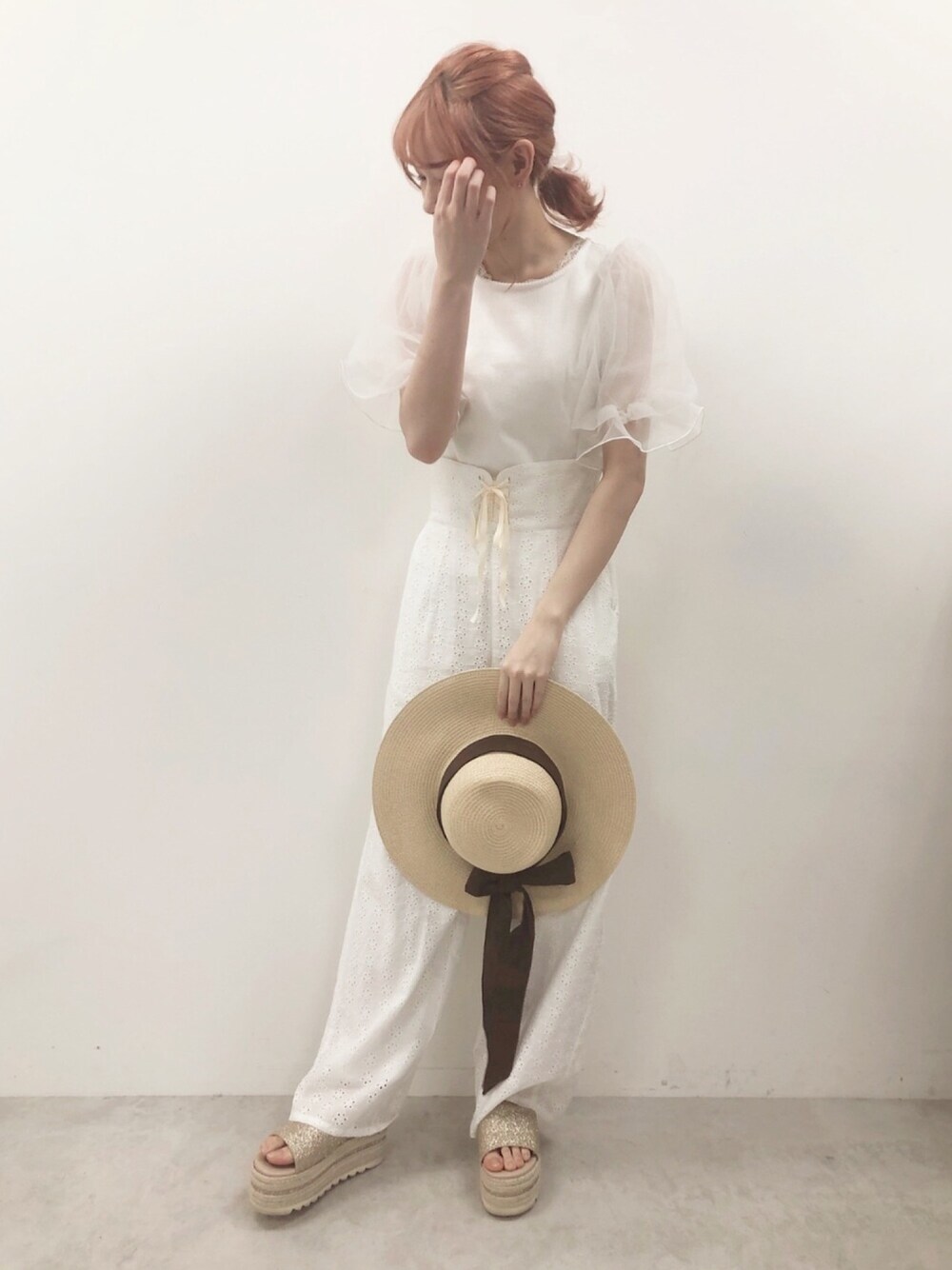 ホワイト系のTシャツ/カットソー、ホワイト系のその他パンツ、ゴールド系のサンダルを着用したレディースの春コーディネートの1枚目の写真